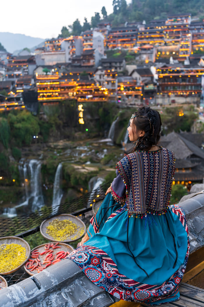 Mujer sentada en la Ciudad de Lijiamg en China